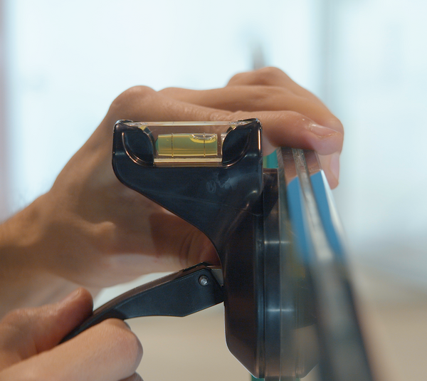 VetroLevel suction cup with integrated spirit level