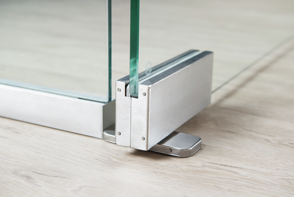 Self-closing corner fitting EN3 without hold-open
