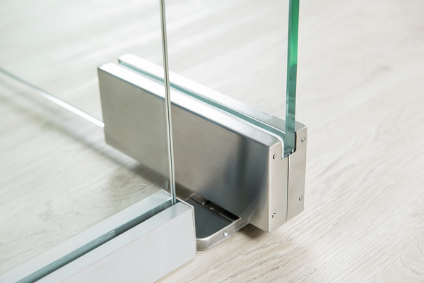 Self-closing corner fitting EN3 without hold-open