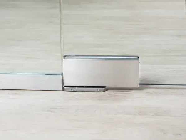 Self-closing corner fitting EN3 without hold-open