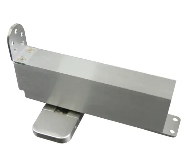 Zelfsluitend hoekbeslag voor houten deuren