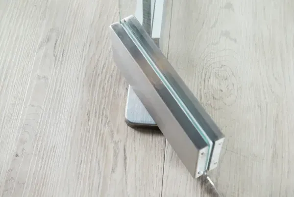 Self-closing corner fitting EN3 without hold-open