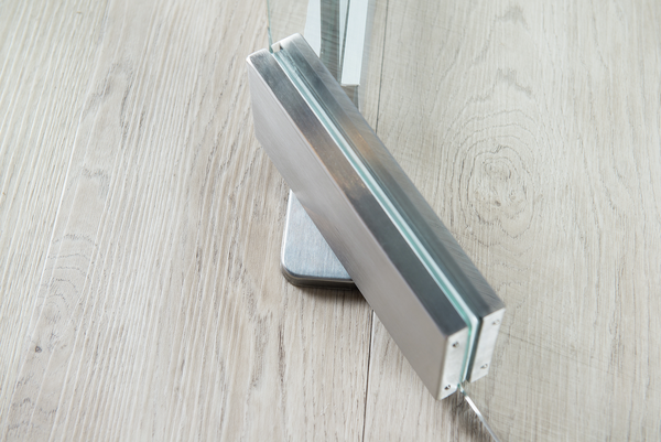 Self-closing corner fitting EN3 without hold-open