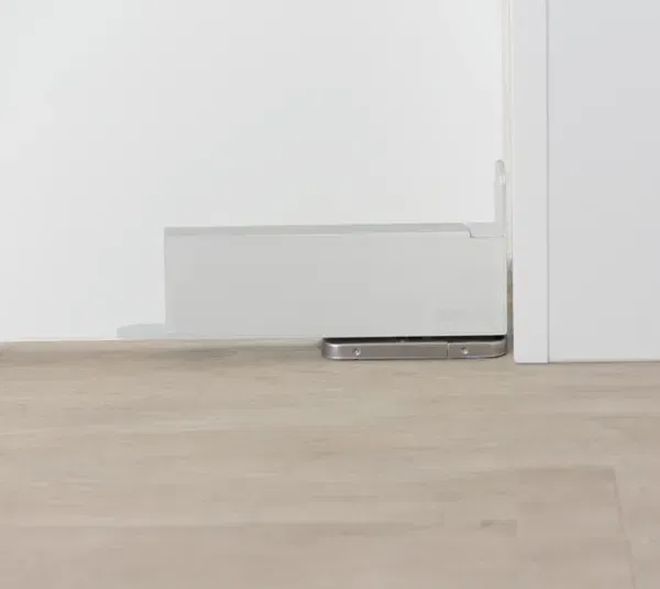 Self-closing patch fitting for wooden doors