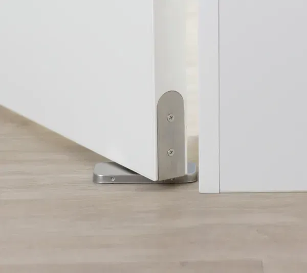 Self-closing patch fitting for wooden doors