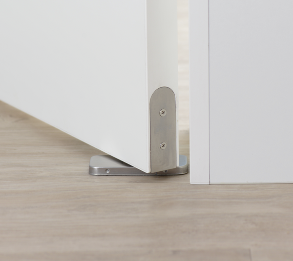 Self-closing patch fitting for wooden doors